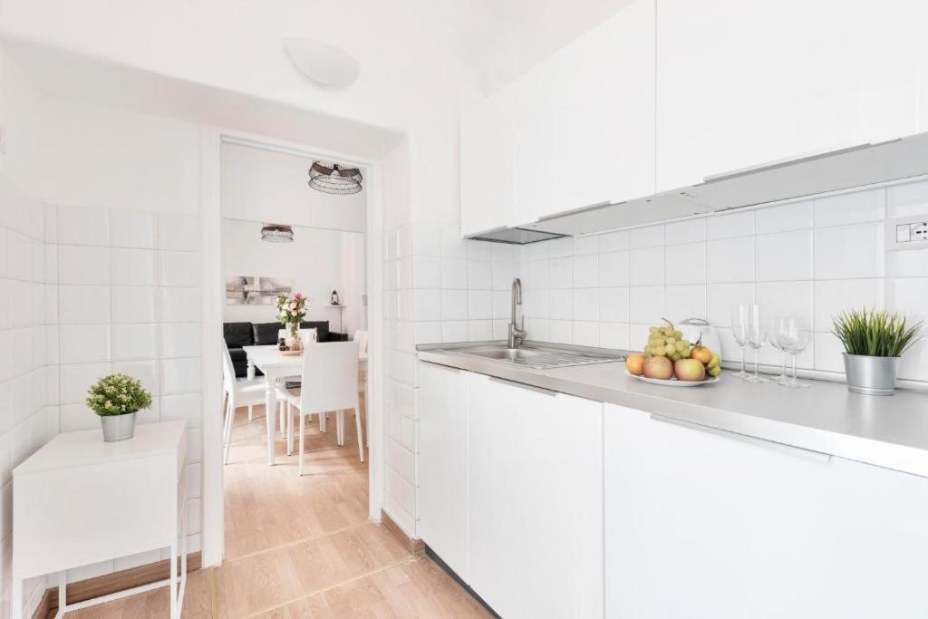 Apartment By The Colosseum - White Chic Flats Rome Buitenkant foto